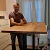 Woodern-Kunde zeigt sein Home-Office Eichentisch beim Aufbau