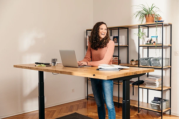 _D5A9188 Frau bei der Arbeit im Home-Office am höhenverstellbaren Bürotisch