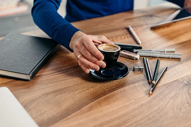 _D5A9367 Kaffeetasse auf einem Woodern-Bürotisch aus massivem Holz