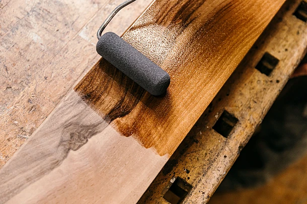 _D5A9635 Holzverarbeitung der Woodern Tischplatte aus massivem Holz