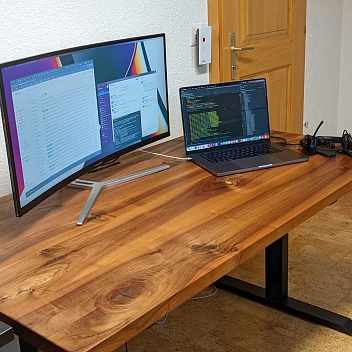 PXL_20211229_102745569.PORTRAIT Woodern-Kunde zeigt sein Home-Office Nussbaumtisch