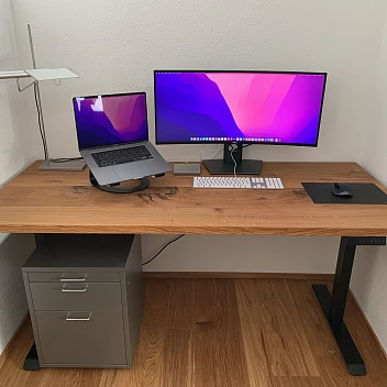 image2 Woodern-Kunde zeigt sein Home-Office Eichentisch
