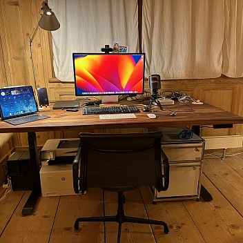 feedback-christian-liechti Woodern-Kunde zeigt sein Home-Office Nussbaumtisch
